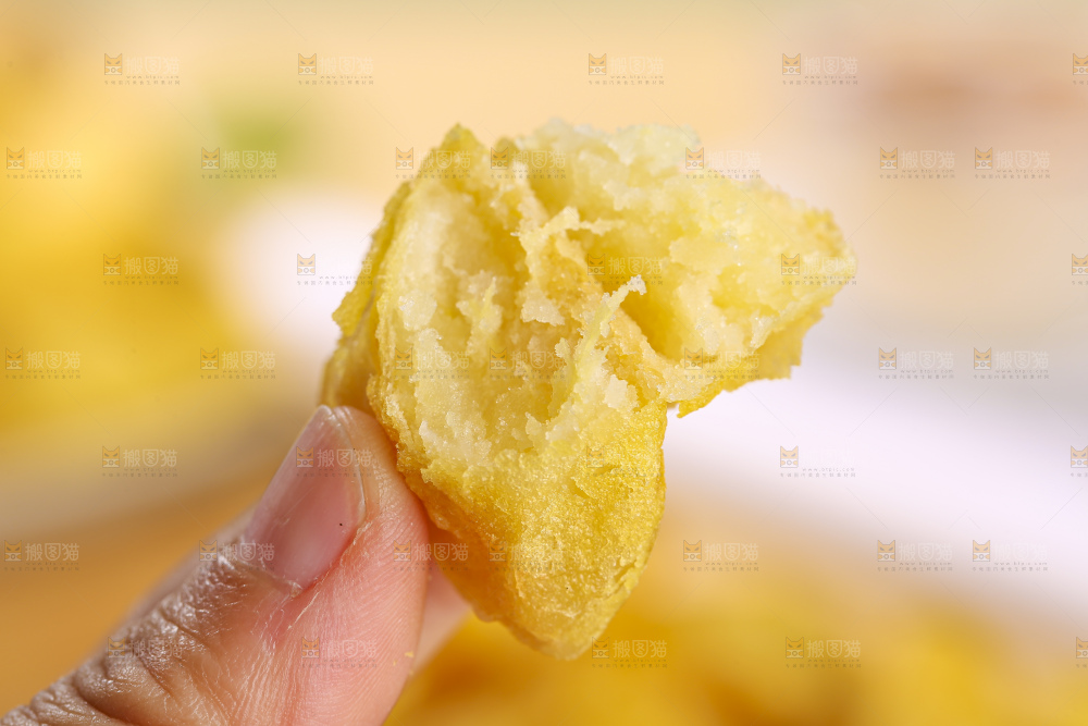 浅底上的锅巴土豆