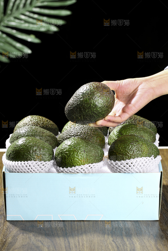 木底上的墨西哥牛油果