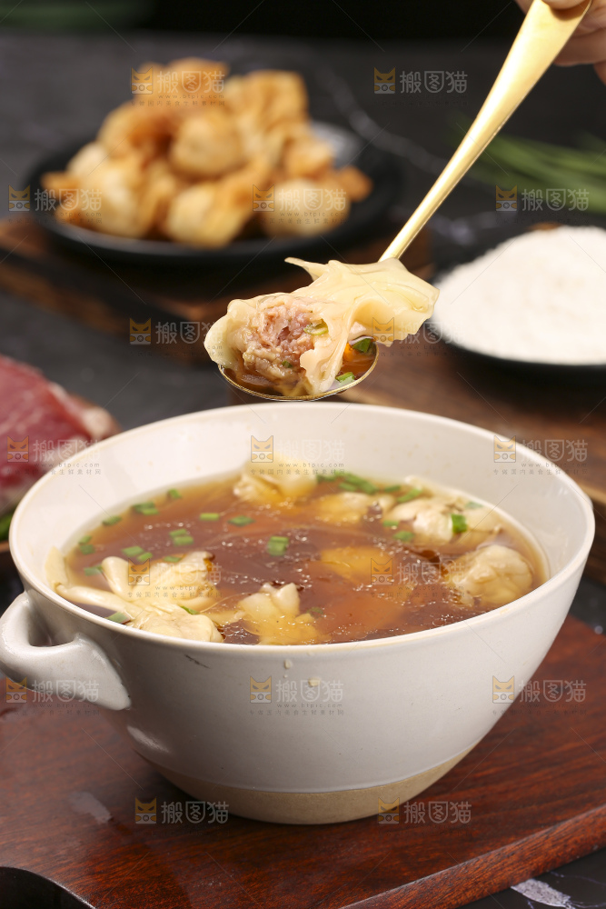 深底上的小金鱼馄饨