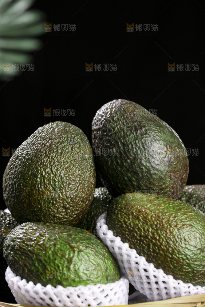 木底上的墨西哥牛油果