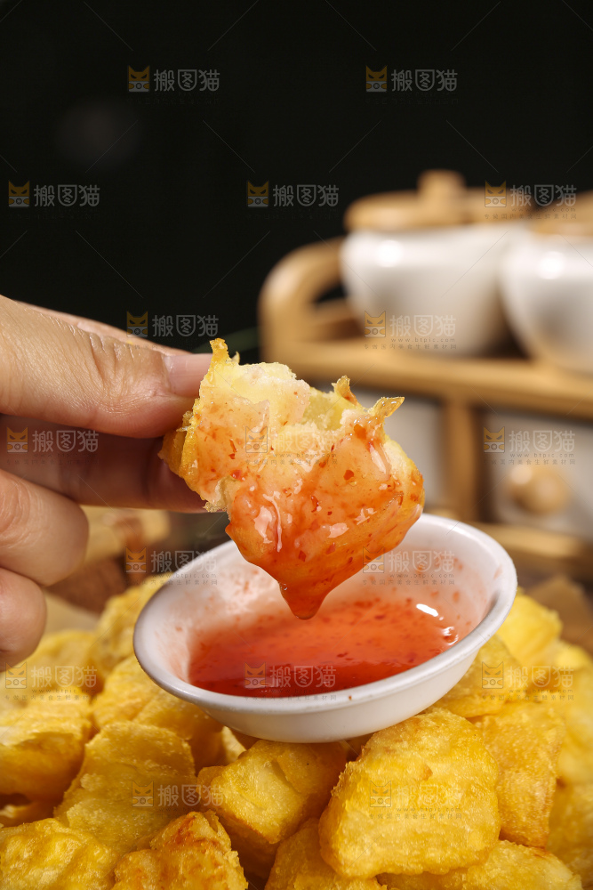 木底上放着锅巴土豆