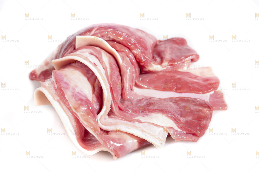 白底上的新鲜羊肉