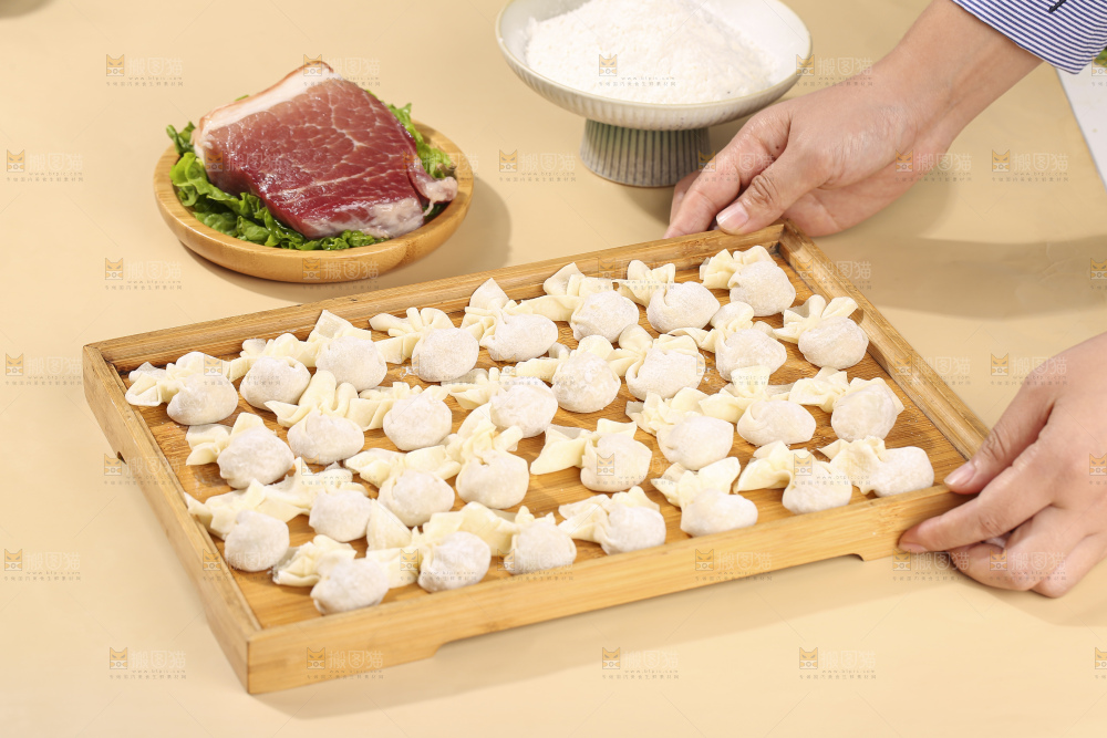 浅底上的小金鱼馄饨