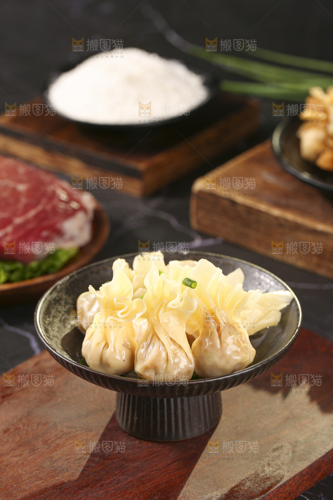 深底上的小金鱼馄饨