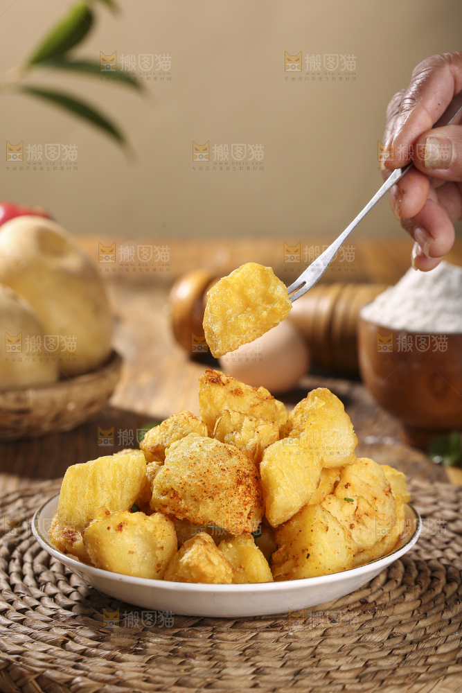 木底上放着锅巴土豆