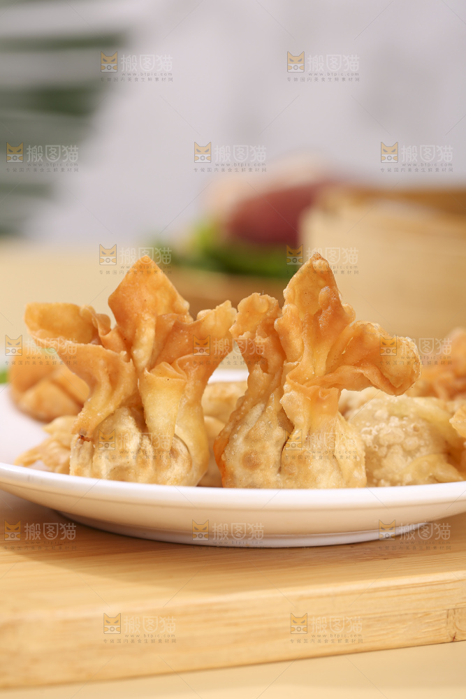 浅底上的小金鱼馄饨