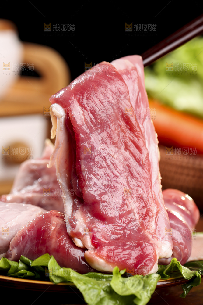 木底上的新鲜羊肉