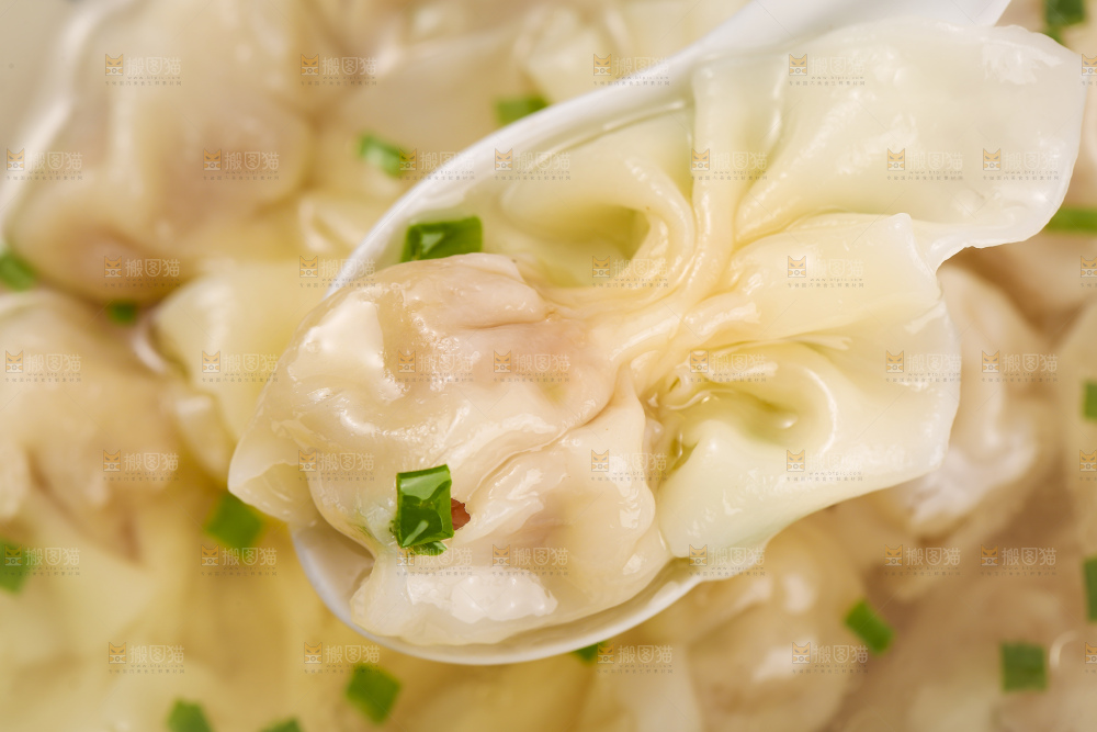 深底上的小金鱼馄饨