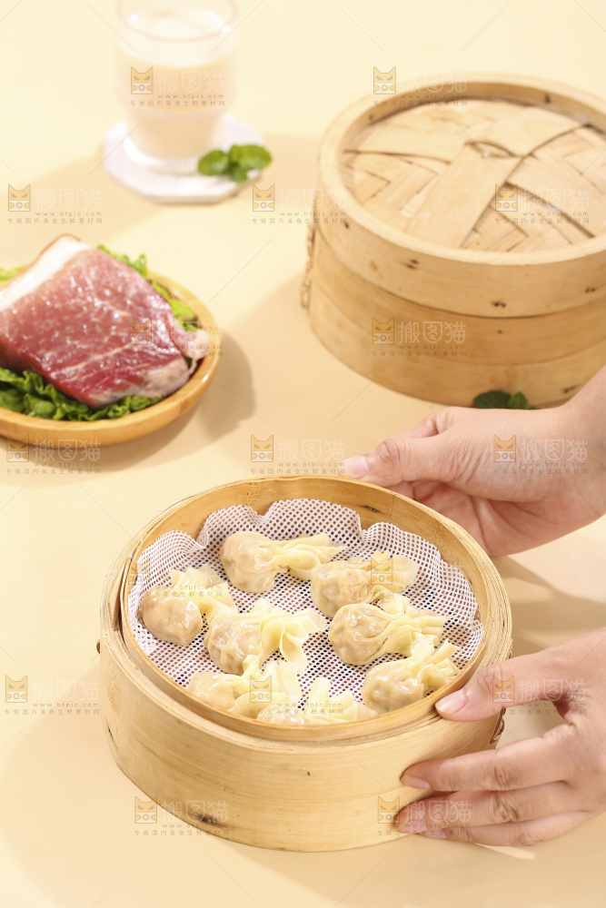 浅底上的小金鱼馄饨
