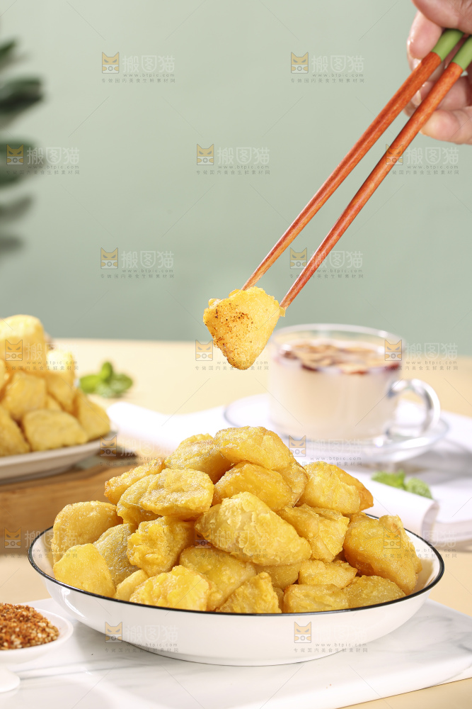 浅底上的锅巴土豆