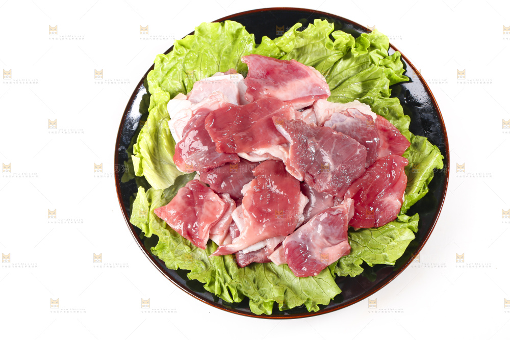 白底上的新鲜羊肉