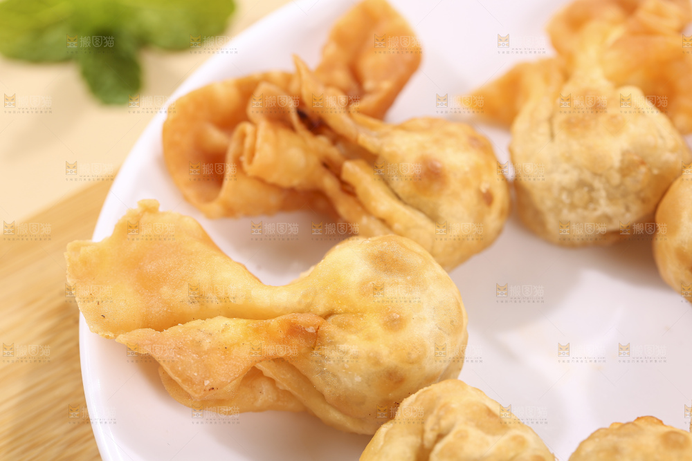 浅底上的小金鱼馄饨