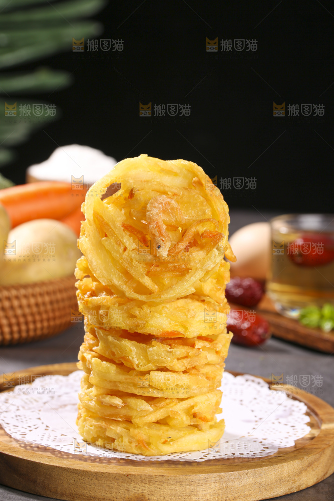 深底上的土豆鲜虾饼