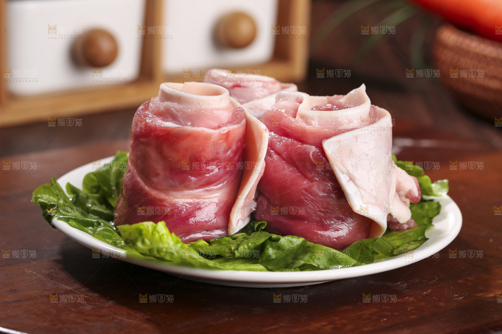 木底上的新鲜羊肉