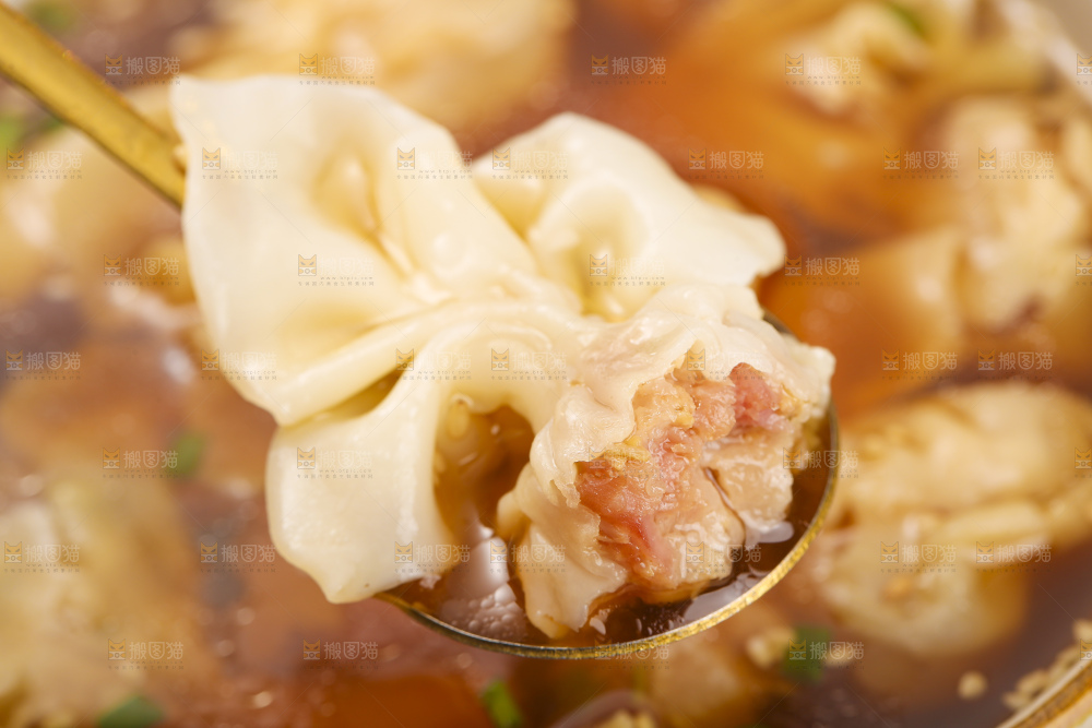 浅底上的小金鱼馄饨