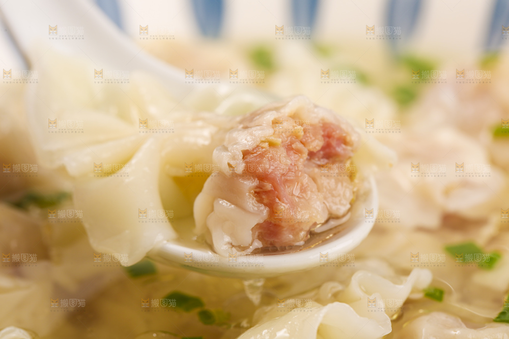 深底上的小金鱼馄饨