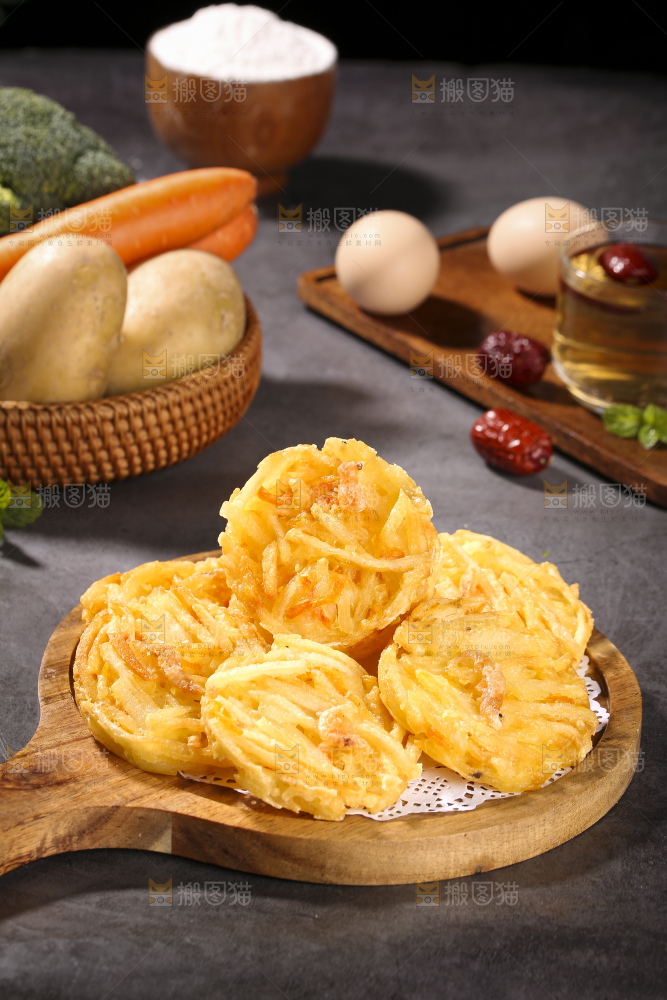 深底上的土豆鲜虾饼