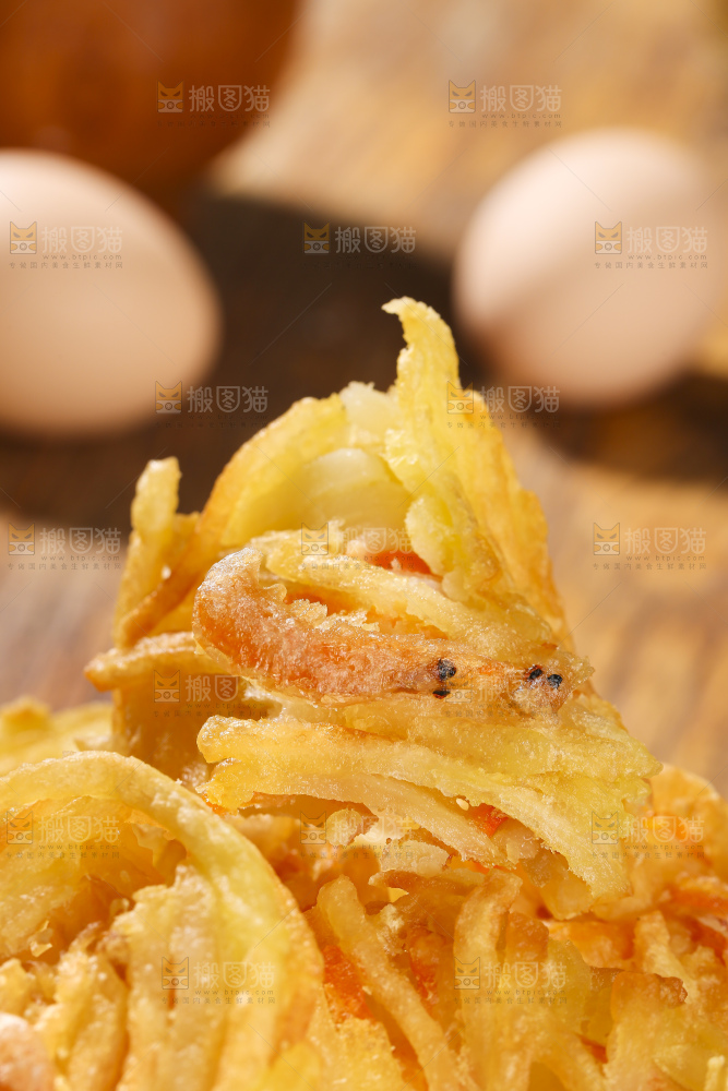 木底上的土豆鲜虾饼