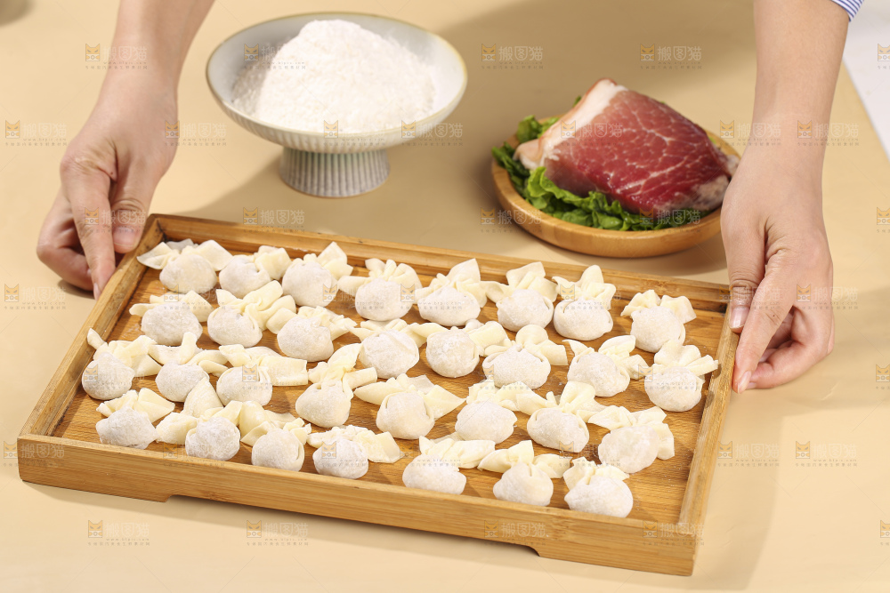 浅底上的小金鱼馄饨