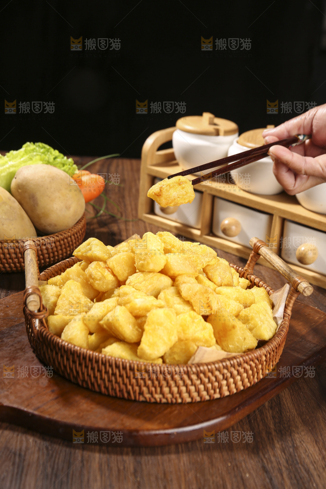木底上放着锅巴土豆
