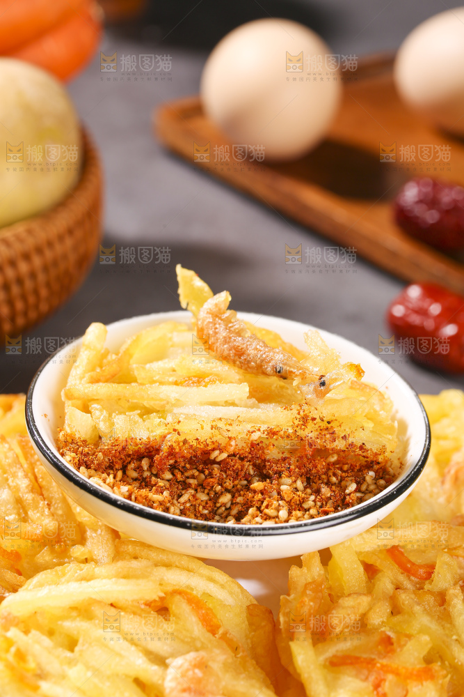 深底上的土豆鲜虾饼