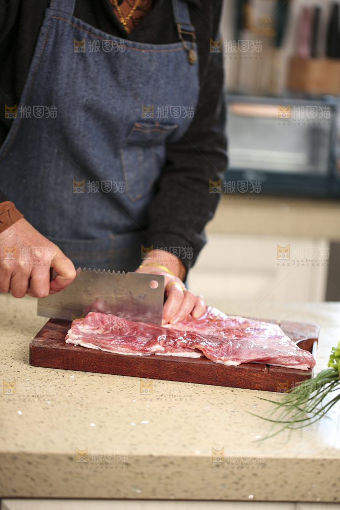 手里拿着新鲜羊肉