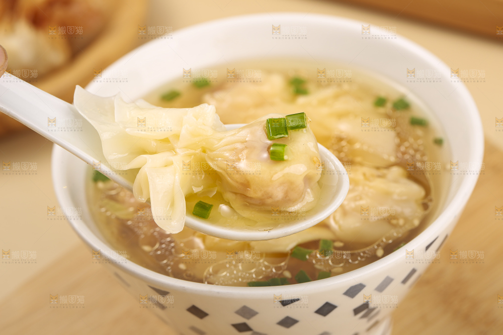 浅底上的小金鱼馄饨
