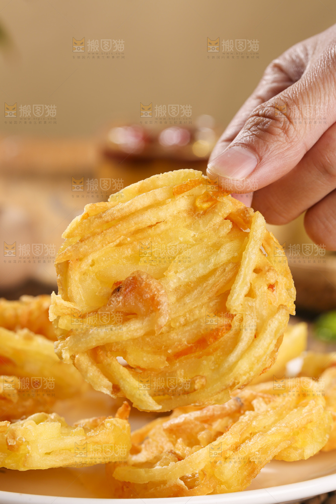 木底上的土豆鲜虾饼