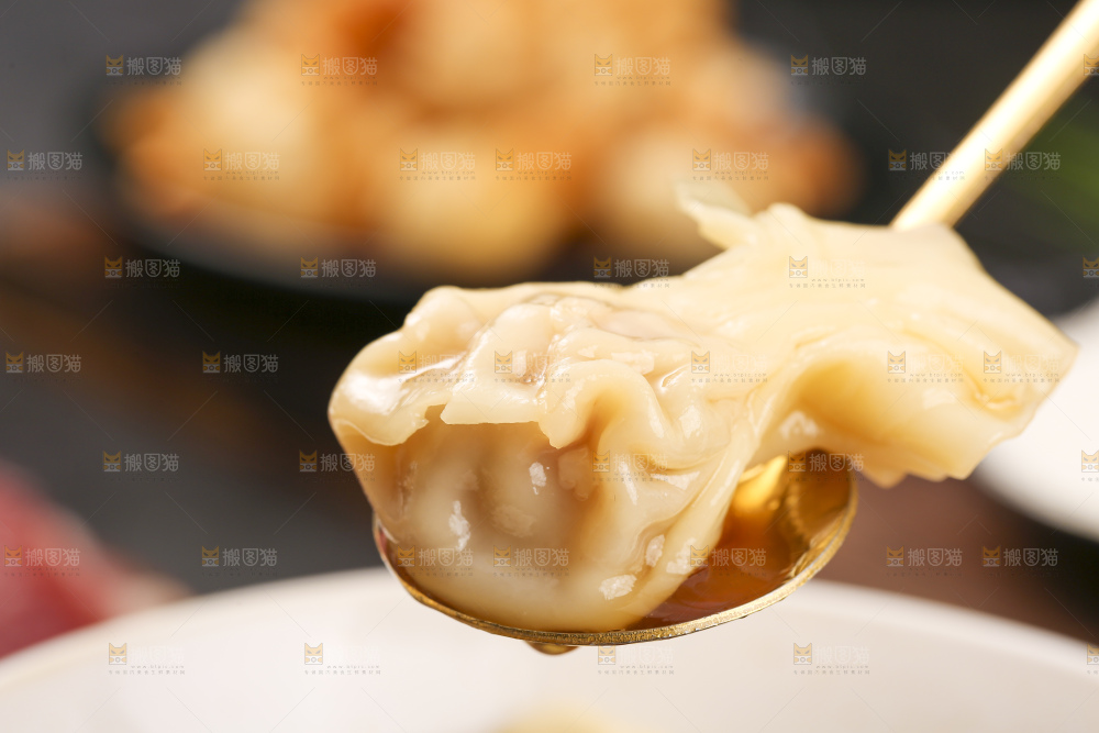 深底上的小金鱼馄饨