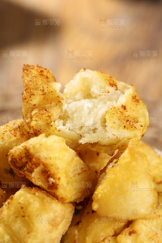 木底上放着锅巴土豆