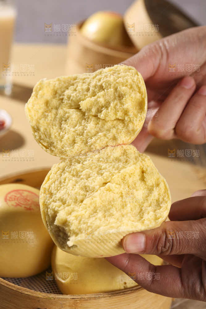 浅底上的玉米馒头