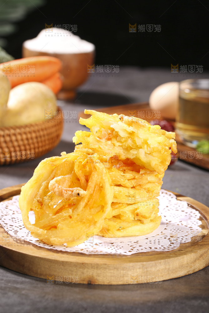 深底上的土豆鲜虾饼