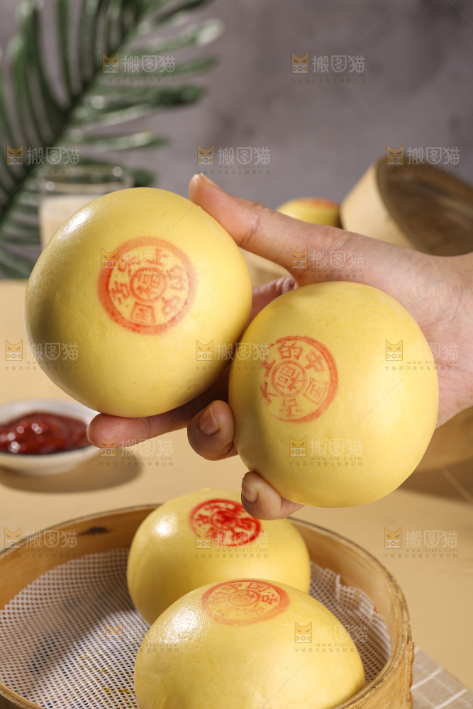 浅底上的玉米馒头