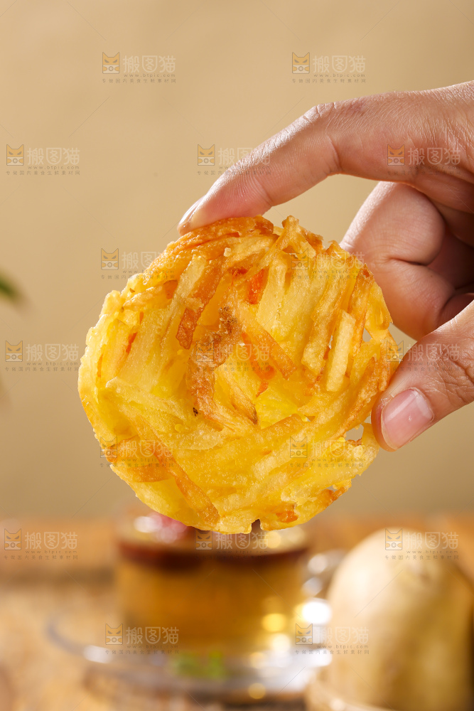 木底上的土豆鲜虾饼