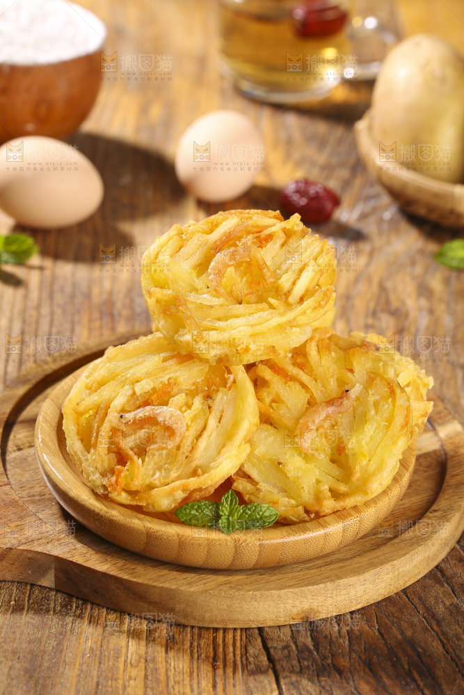 木底上的土豆鲜虾饼