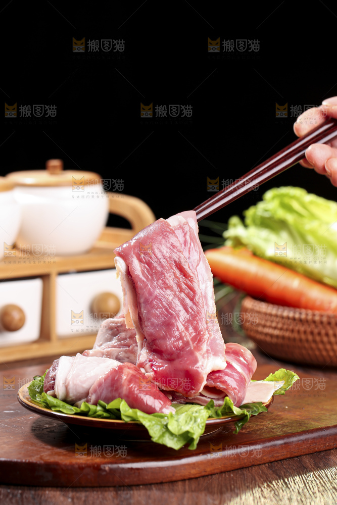 木底上的新鲜羊肉