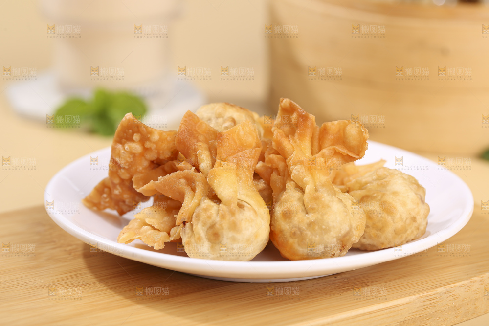 浅底上的小金鱼馄饨