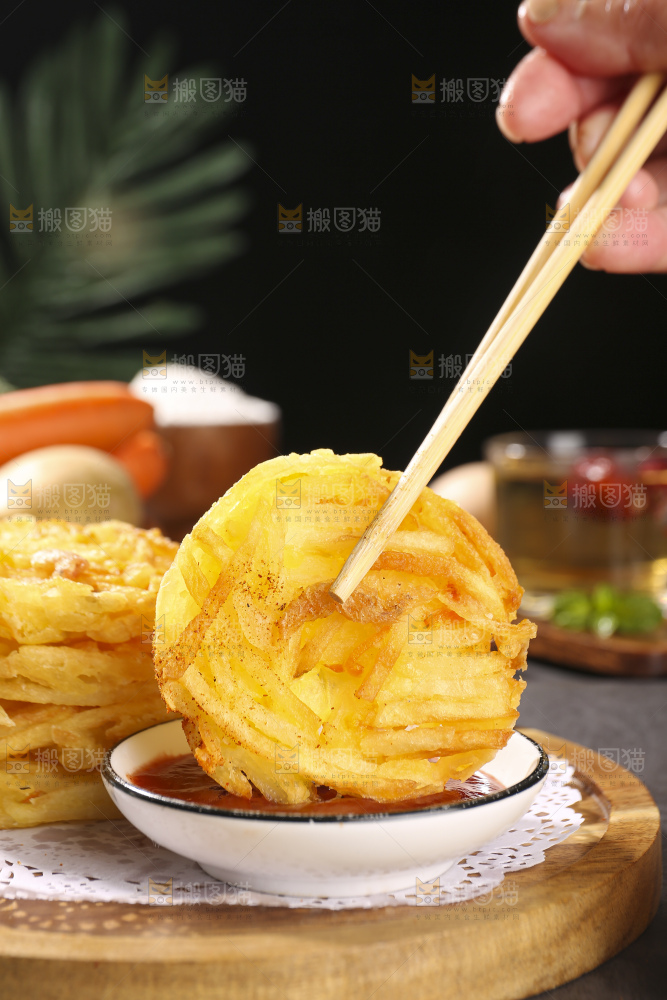 深底上的土豆鲜虾饼