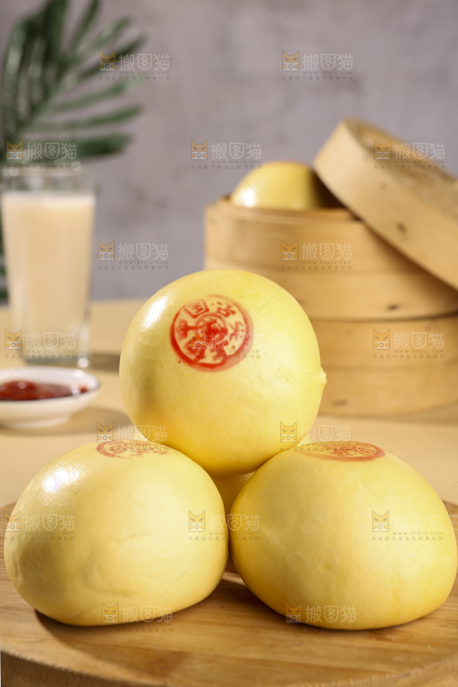 浅底上的玉米馒头