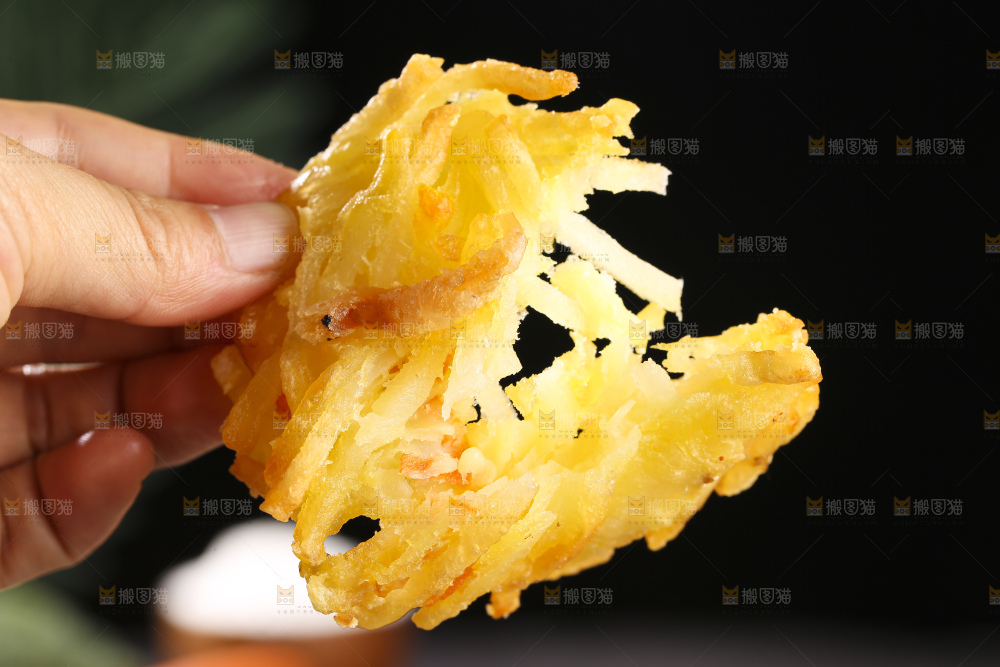 深底上的土豆鲜虾饼