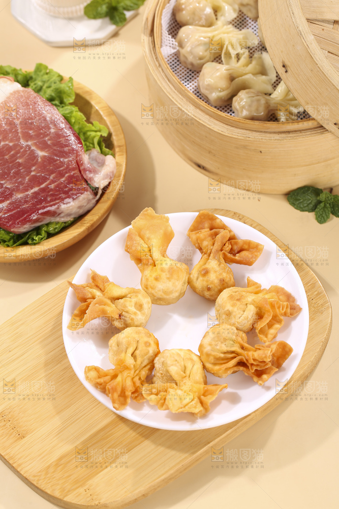 浅底上的小金鱼馄饨