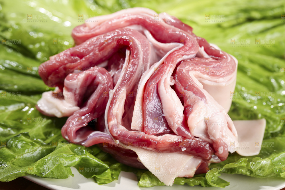 木底上的新鲜羊肉