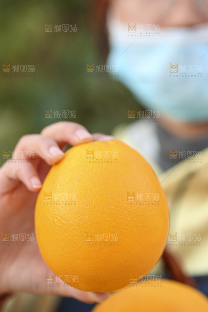 手里拿着赣南脐橙