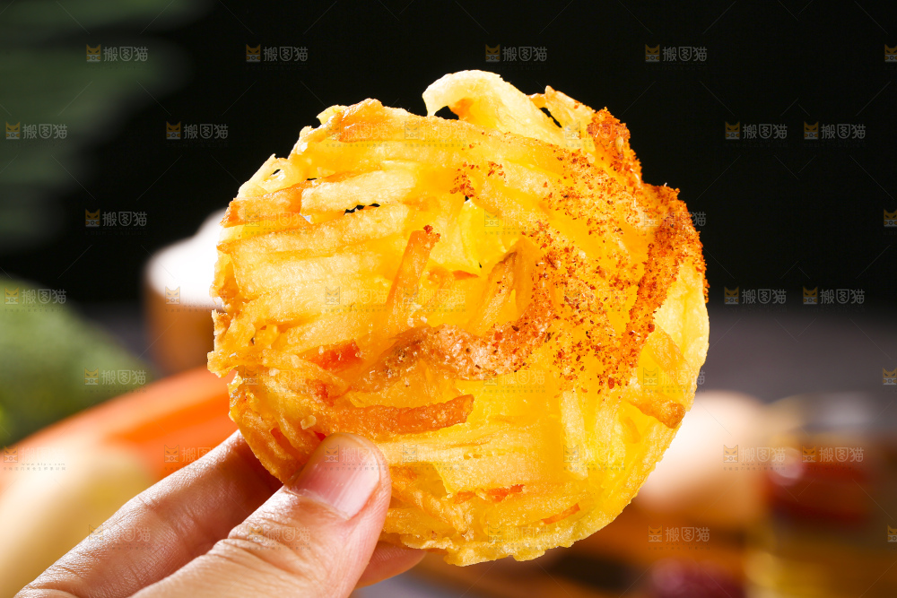 深底上的土豆鲜虾饼