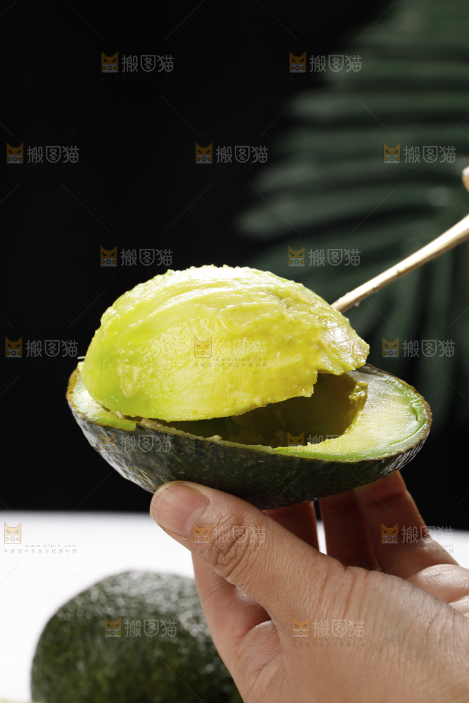 浅底上的巨无霸牛油果