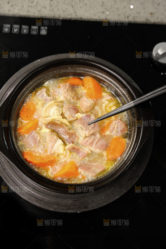 砂锅里的胡萝卜炖羊肉