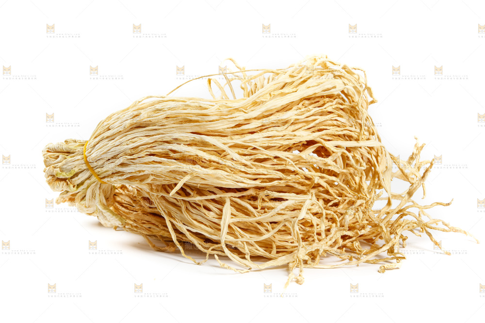 白底上的干萝卜条