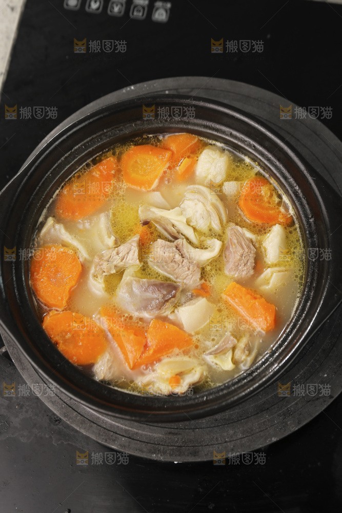 砂锅里的胡萝卜炖羊肉