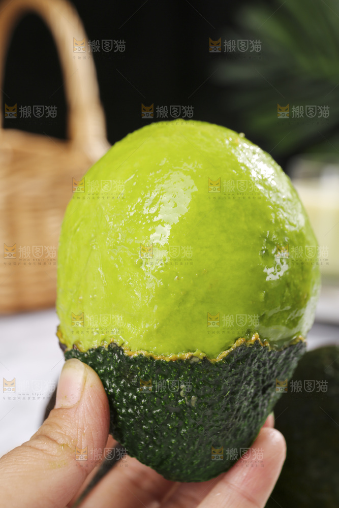 浅底上的巨无霸牛油果