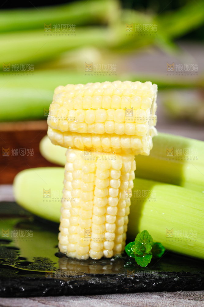 深底上的玉米笋